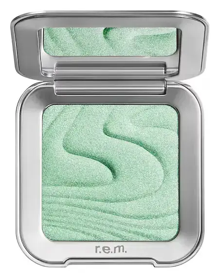 r.e.m. beauty Interstellar Highlighter Topper Mama Earth